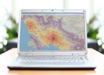 Miniatura O software de mapeamento GIS da Maptitude fornece as ferramentas, mapas e dados necessários para analisar e compreender a localização geográfica do impacto que você e sua organização parecem ter. O software de mapeamento Maptitude é o software de mapeamento abrangente mais acessível e de maior desempenho disponível. Com o Maptitude, você pode criar mapas de imagens e mapas a partir de uma tabela e visualizar dados externos em mapas de várias fontes, incluindo KML/KMZ Google Maps. Voltado para visualização geográfica e análise de dados, o Maptitude vem com uma biblioteca abrangente de mapas e dados GIS para o seu país.